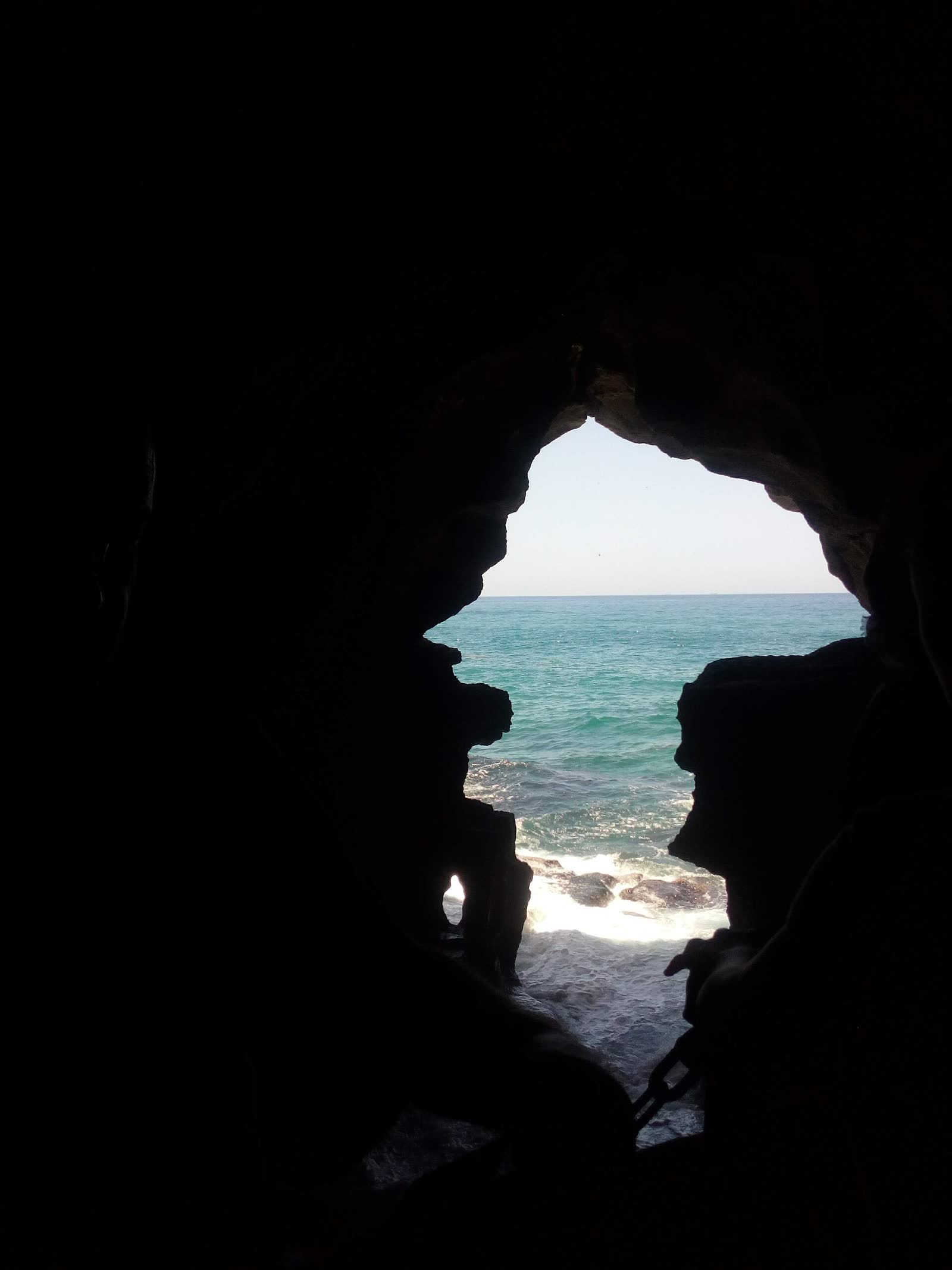 Grottes d'Hercule — Cavité naturelle célèbre dont l'ouverture évoque la carte de l'Afrique.